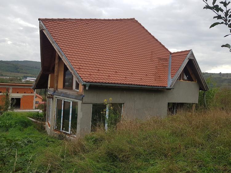 Casă cu 4 camere în Baciu