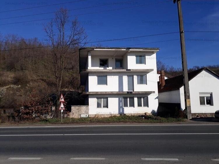 Casă cu 3 camere cu Teren 2520 Mp în Central