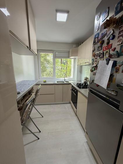 Apartament cu 3 camere semidecomandat, mobilat în Baba Novac