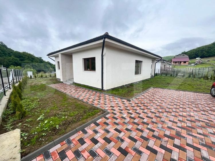 Casă individuală cu 4 camere cu Canalizare în Periferie