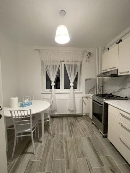 Apartament cu 2 camere semidecomandat, mobilat în Rahova