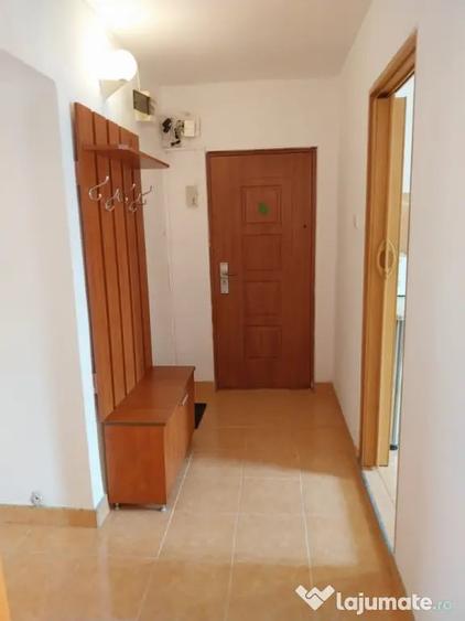 Apartament cu 4 camere decomandat în Confecții