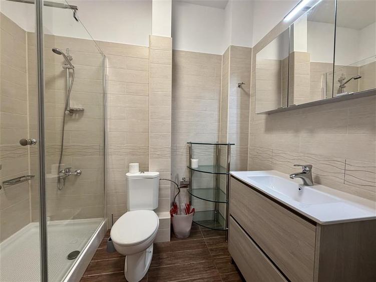 Apartament cu 3 camere decomandat, mobilat în Nordului