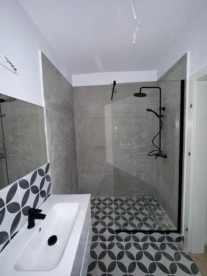 Apartament cu 3 camere semidecomandat în Florești