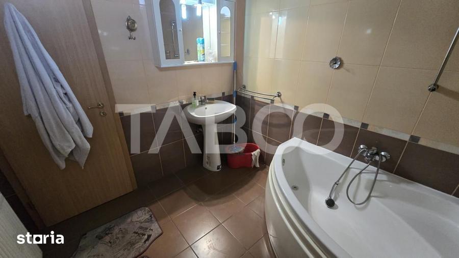 Apartament cu 4 camere decomandat, mobilat în Est