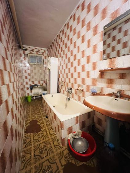 Casă individuală cu 8 camere cu Canalizare în Mehala