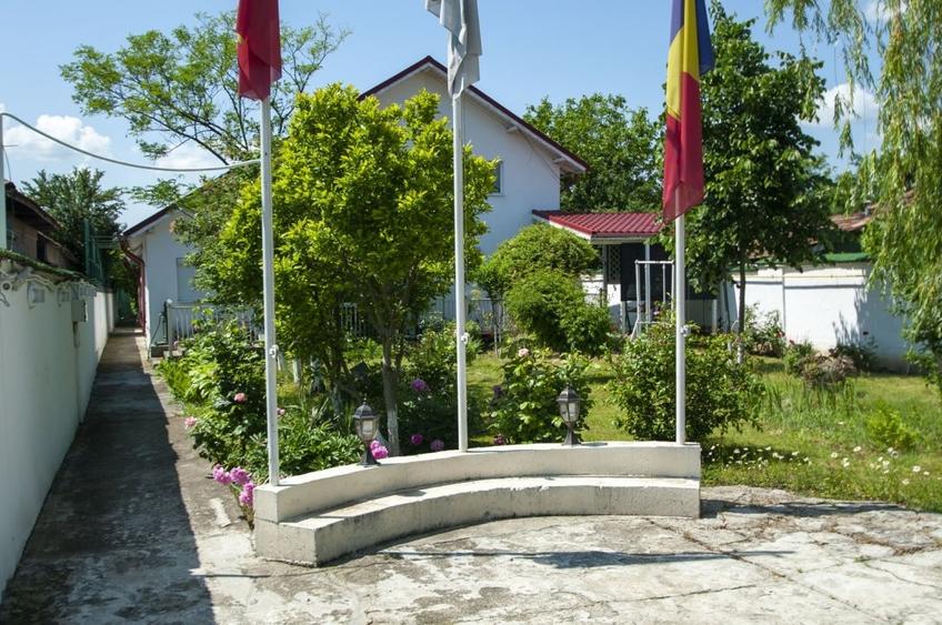 Casă individuală cu 9 camere cu Canalizare în Pleșești (Berca)