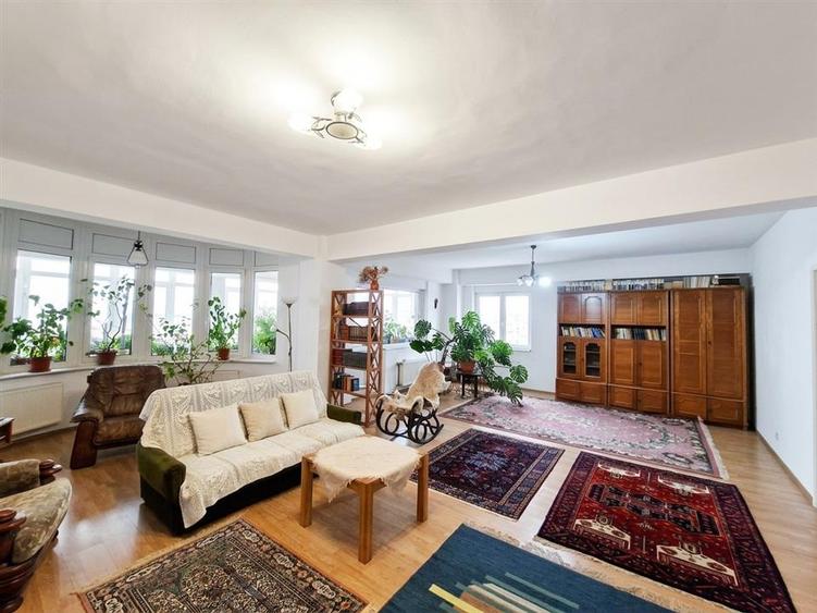 Apartament cu 4 camere decomandat în Bâlc