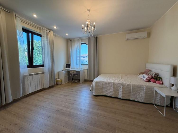 Casă individuală cu 6 camere cu Canalizare în Pipera