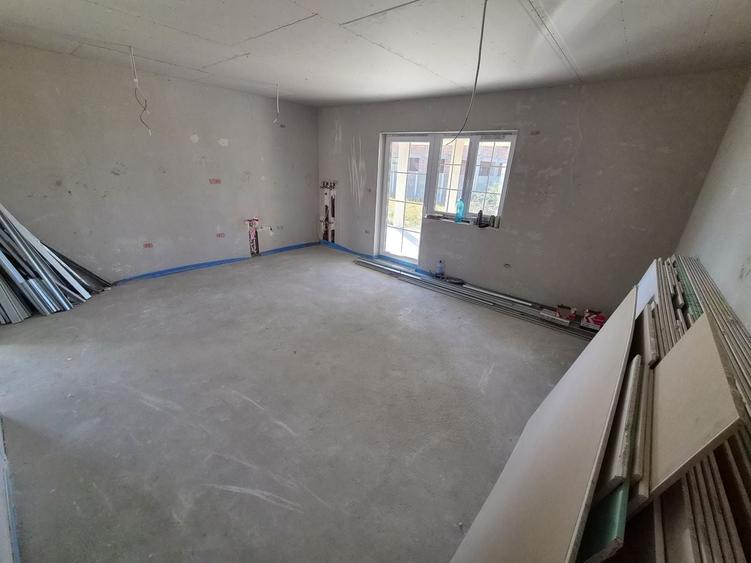Duplex cu 4 camere cu Canalizare în Moșnița Nouă