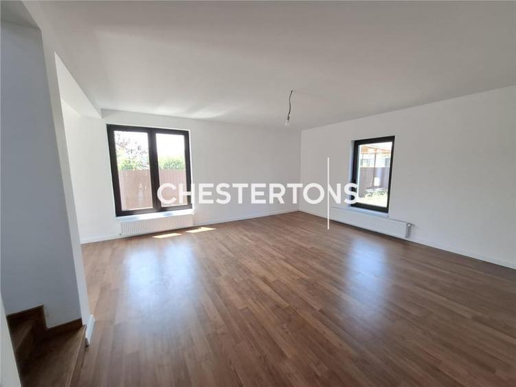 Casă cu 4 camere cu Teren 438 Mp în Crevedia