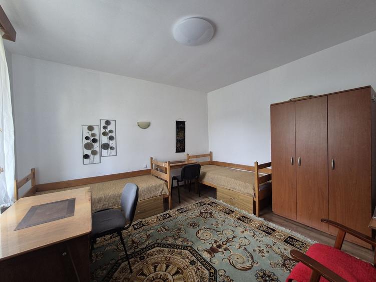 Apartament cu 3 camere semidecomandat în Centrul Civic