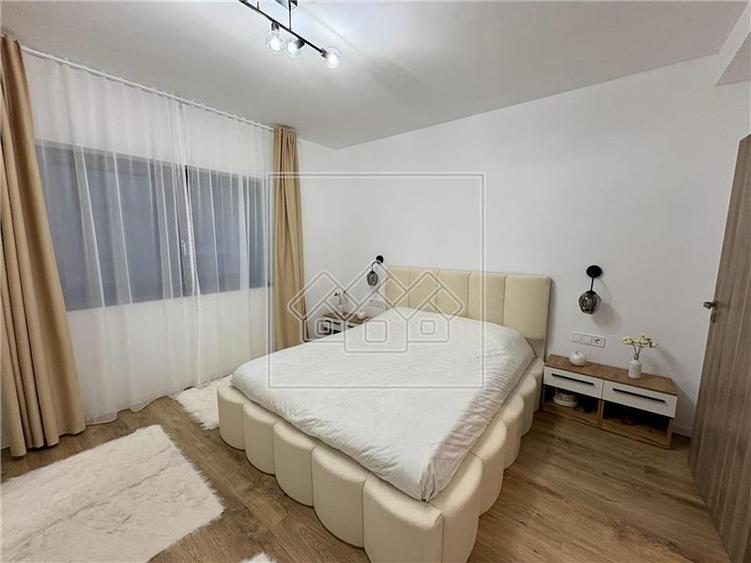 Penthouse cu 5 camere decomandat în Exterior Vest