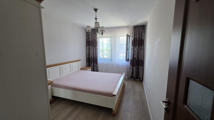 Apartament cu 3 camere semidecomandat, mobilat în Hotvon