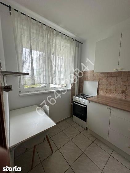 Apartament cu 2 camere semidecomandat, mobilat în 1 Mai