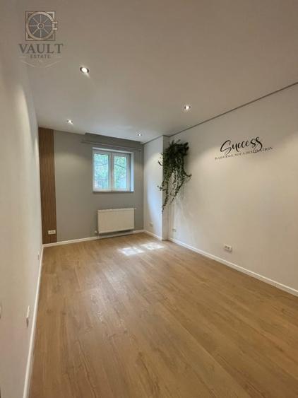Apartament cu 3 camere semidecomandat, mobilat în P-ța Victoriei