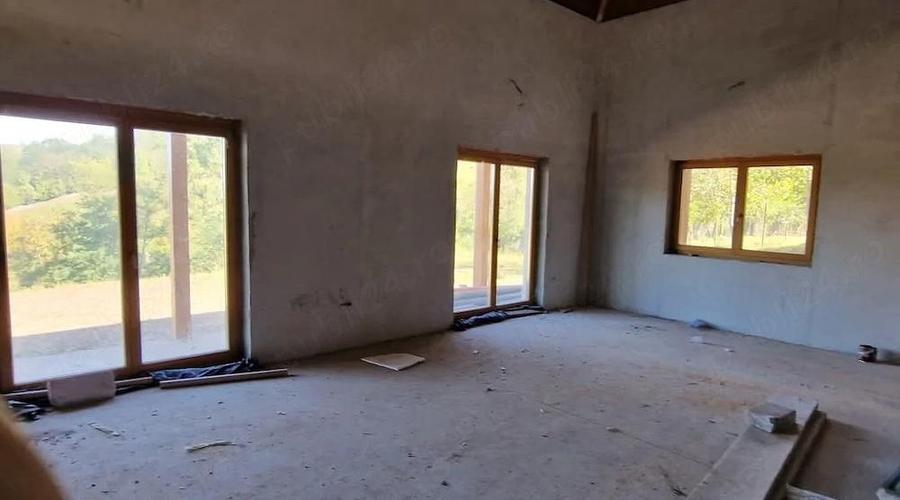 Casă cu 2 camere cu Teren 6296 Mp în Poiana Ampoiului
