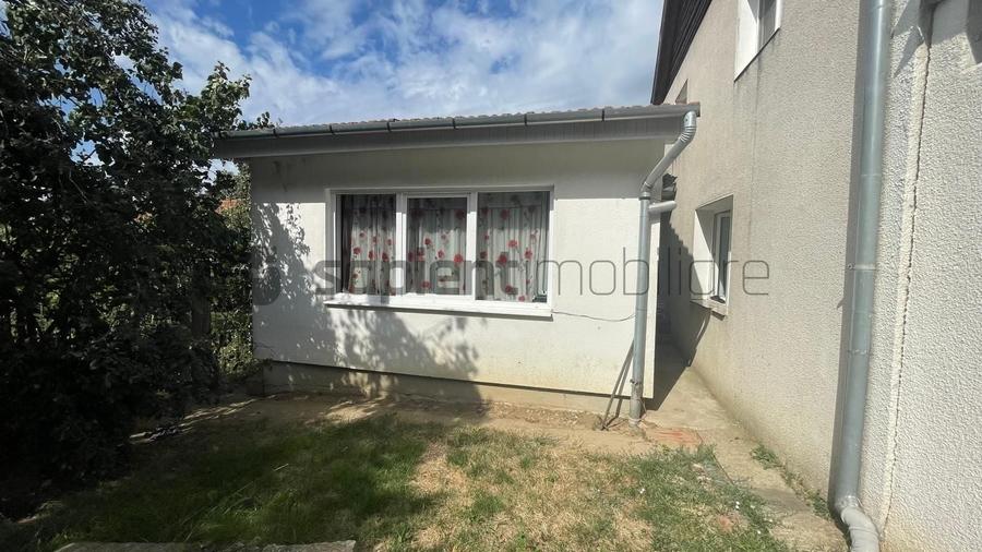 Casă individuală cu 8 camere cu Canalizare în Mierlău