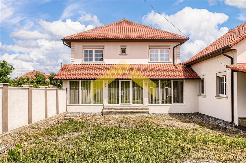 Casă individuală cu 10 camere cu Canalizare în Nord