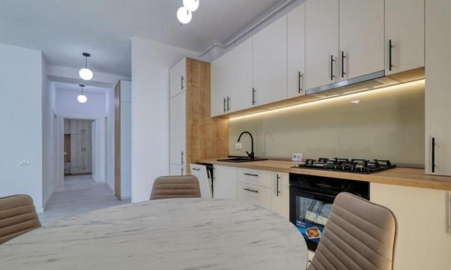 Apartament cu 3 camere semidecomandat, mobilat în Decebal