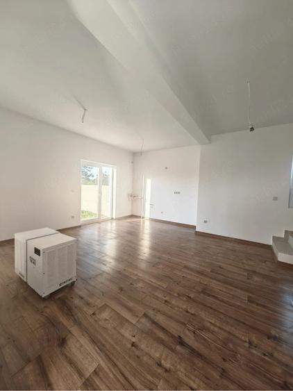 Casă cu 3 camere cu Teren 270 Mp în Parța