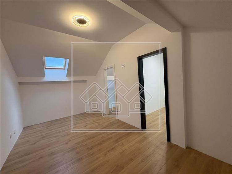 Penthouse cu 3 camere decomandat în Exterior Vest