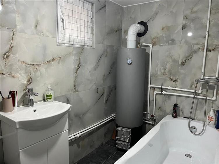 Casă individuală cu 4 camere cu Canalizare în Central