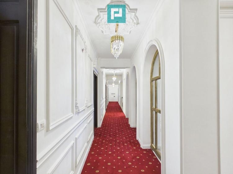 Casă individuală cu 13 camere cu Canalizare în Pârneava