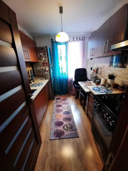 Apartament cu 3 camere semidecomandat în Calea București