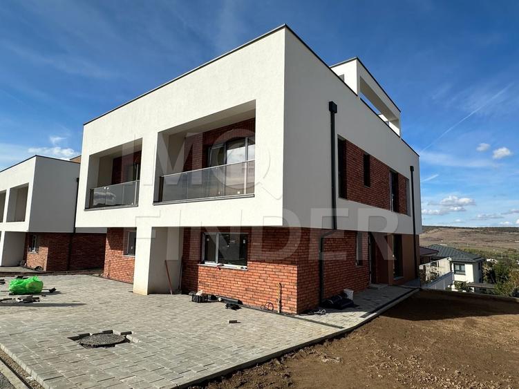 Duplex cu 4 camere cu Canalizare în Florești