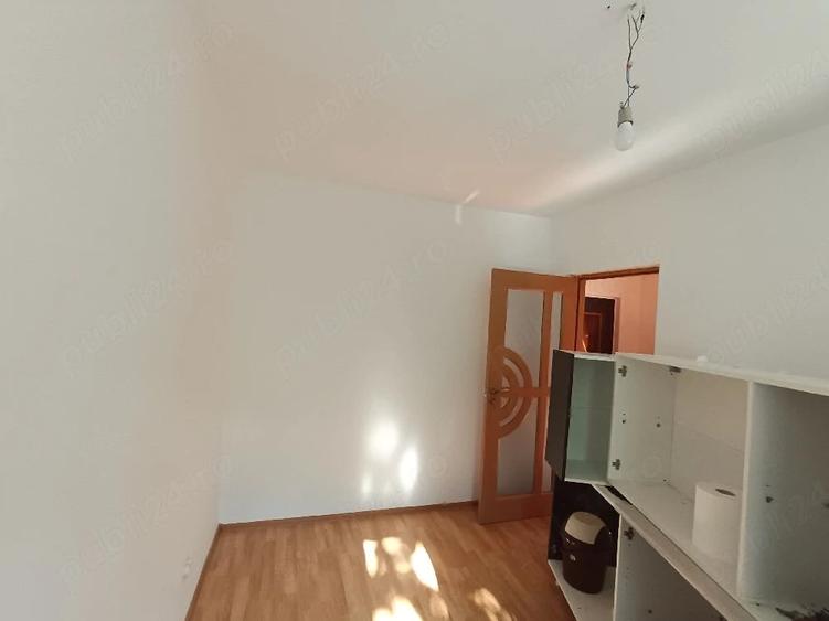 Apartament cu 3 camere semidecomandat în Micro 17
