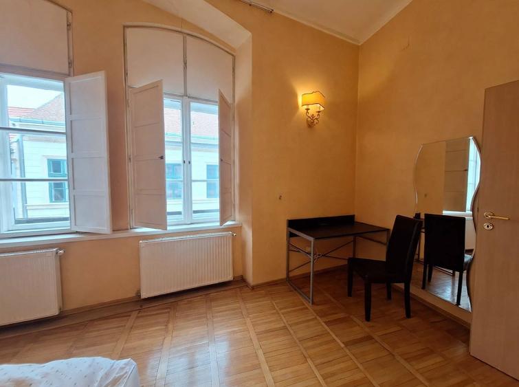 Apartament cu 3 camere semidecomandat, mobilat în Central
