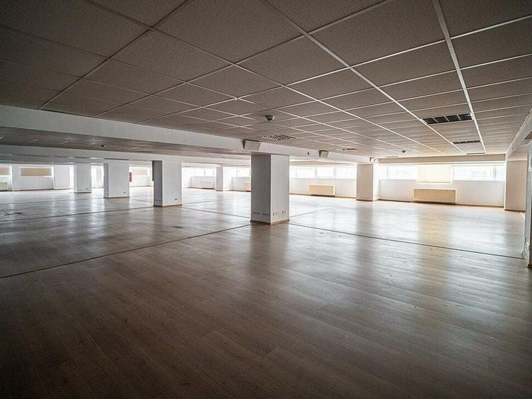 Spațiu comercial, de 600 mp, în P-ta Presei Libere