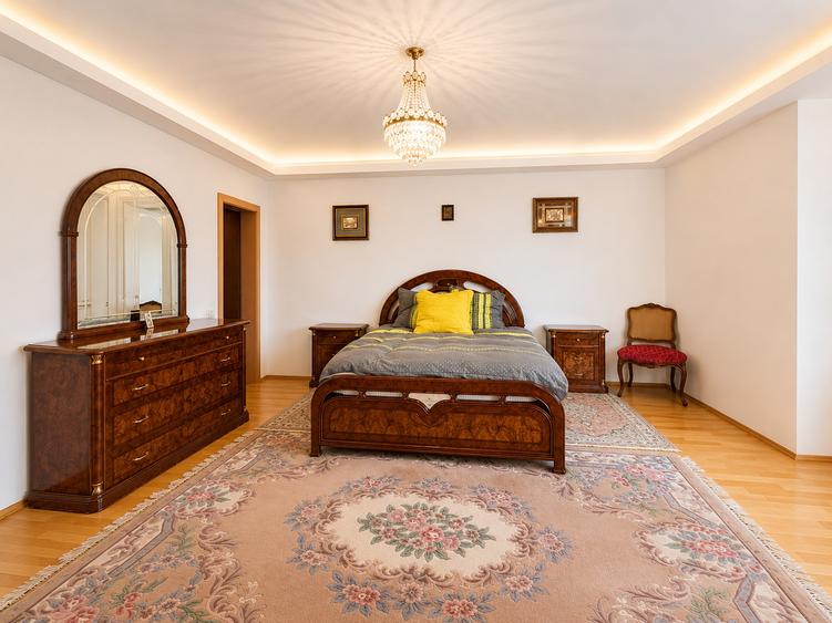 Casă individuală cu 8 camere cu Teren 750 Mp în Baia de Fier