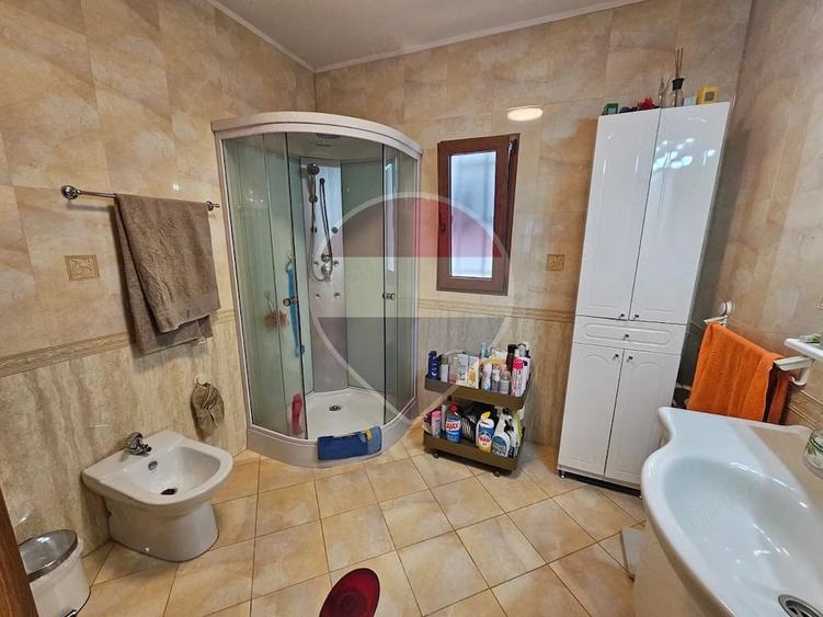 Casă cu Teren 855 Mp în Central