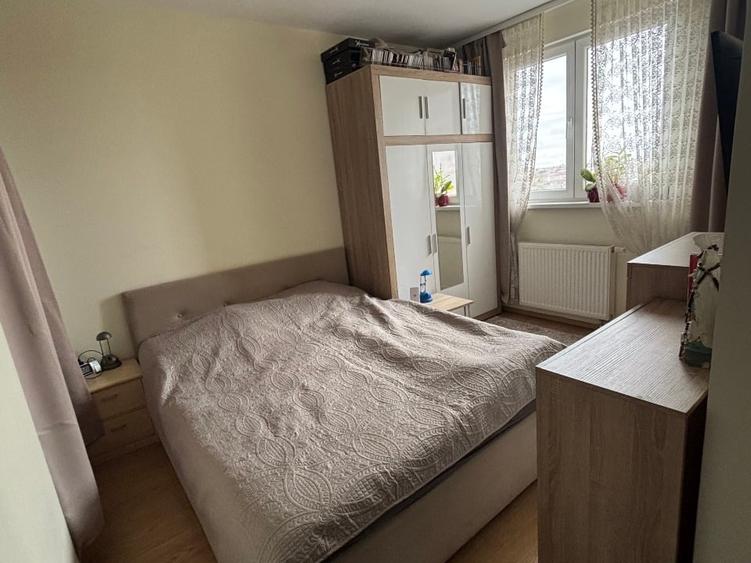 Apartament cu 3 camere semidecomandat, mobilat în Lipovei