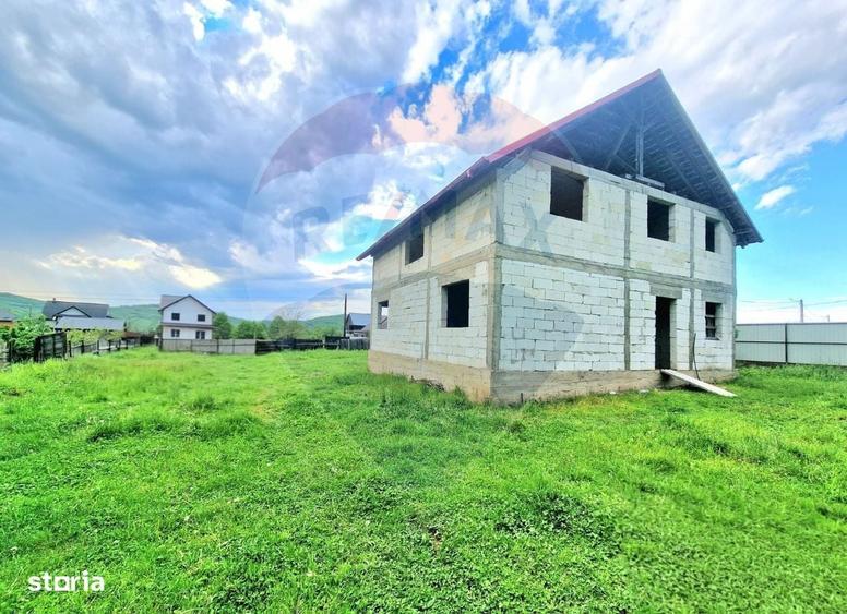 Casă cu 4 camere în Petricica