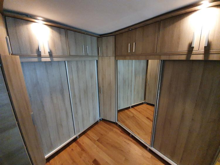 Apartament cu 4 camere semidecomandat în P-ța Victoriei