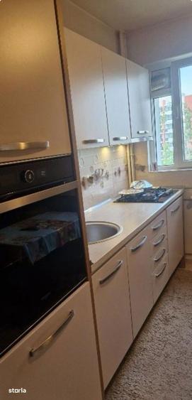 Apartament cu 3 camere semidecomandat, mobilat în Dristor