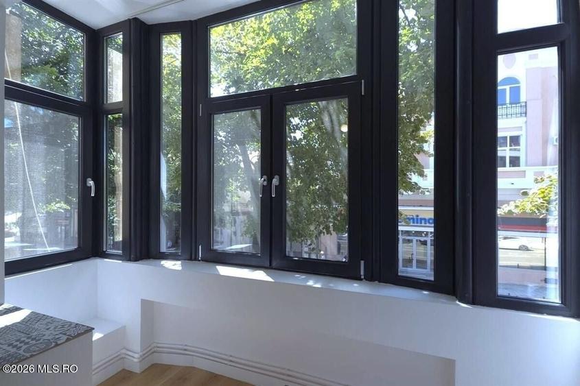 Apartament cu 5 camere semidecomandat, mobilat în Central
