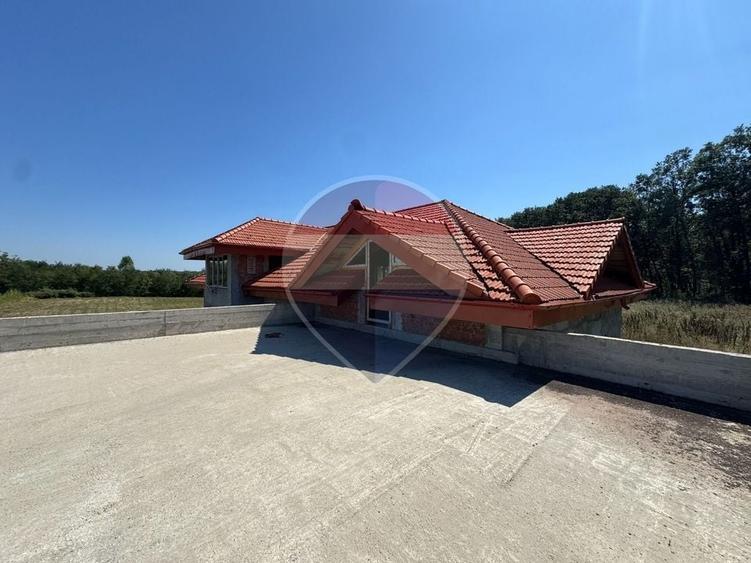 Casă individuală cu 5 camere cu Teren 2781 Mp în Periș