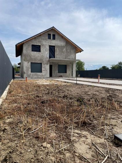 Casă cu 4 camere în Mărtăcești