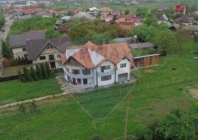 Casă cu 6 camere cu Teren 1007 Mp în Central