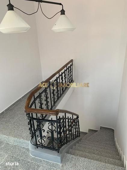 Casă cu 9 camere cu Teren 355 Mp în Ștefan cel Mare