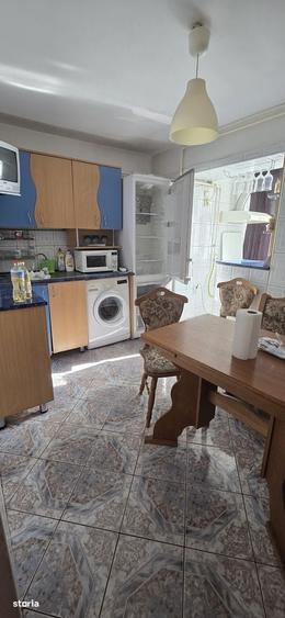 Apartament cu 3 camere decomandat în Micro 6
