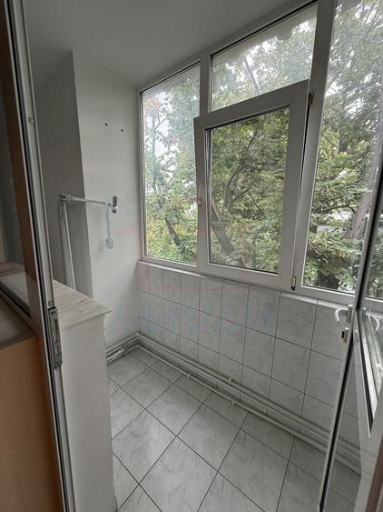 Apartament cu 3 camere semidecomandat, mobilat în Central