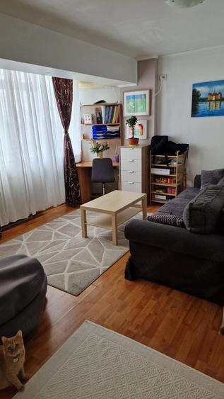 Apartament cu 2 camere semidecomandat, mobilat în Central