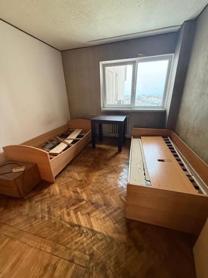 Apartament cu 4 camere semidecomandat în Calea București