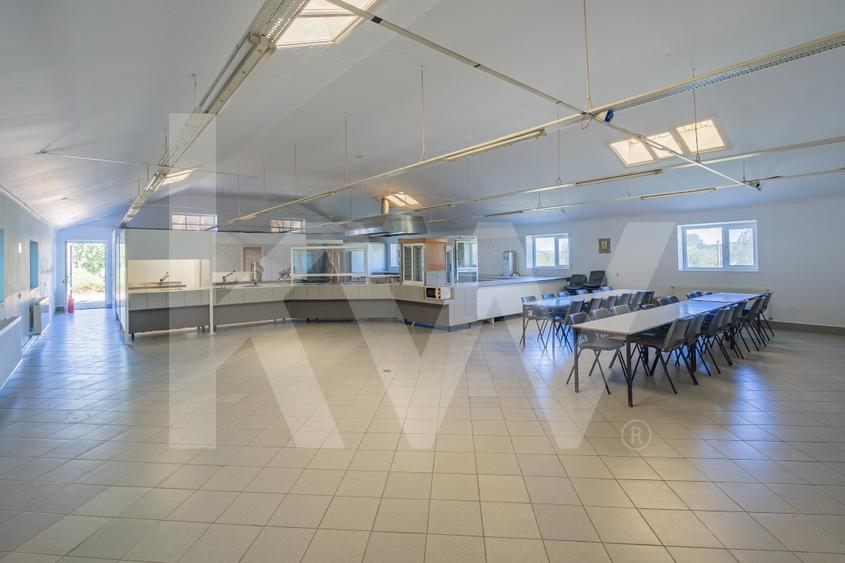 Spațiu comercial, de 826 mp, în Periferie