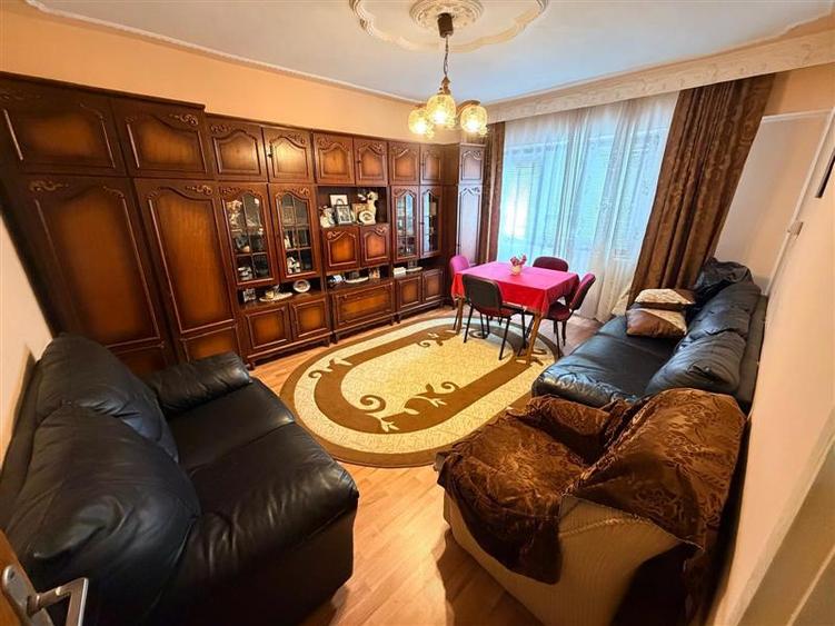 Apartament cu 4 camere decomandat în Dacia